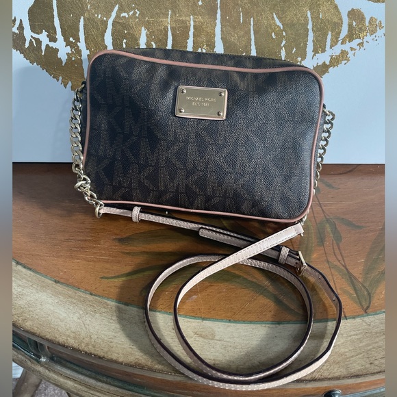 Michael Kors Crossbody - Picture 6 of 17